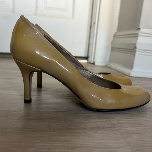 Vaneli Pump yellow gold size 9 shoe - Picture 4 of 7